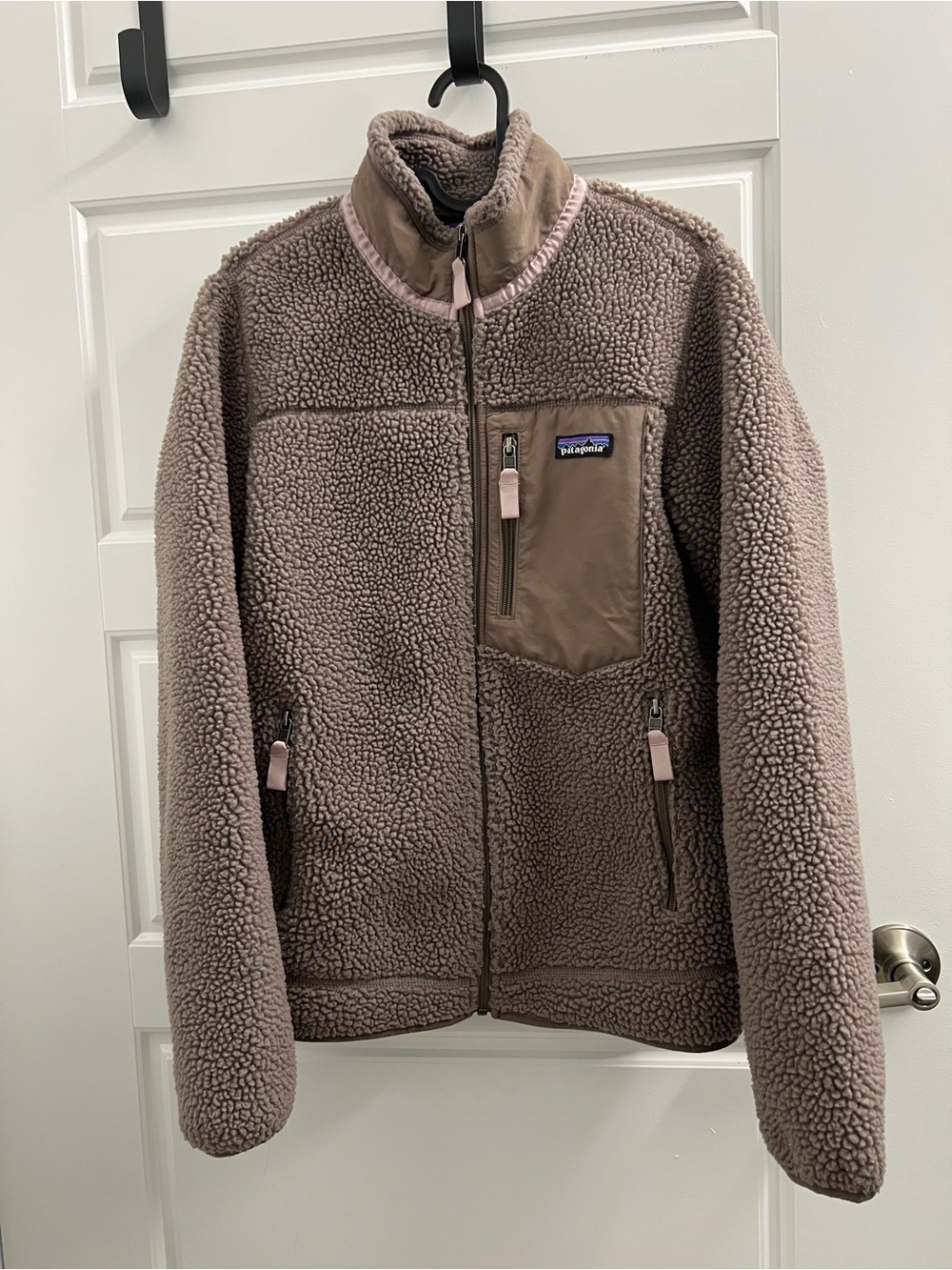 PATAGONIA Furry Taupe Women S Classic Retro-X Fleece Windstopper Jacket